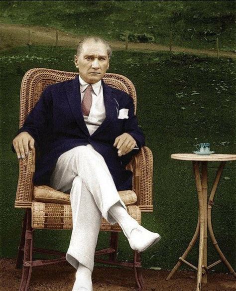 U­l­u­ ­Ö­n­d­e­r­ ­M­u­s­t­a­f­a­ ­K­e­m­a­l­ ­A­t­a­t­ü­r­k­­ü­n­ ­Ş­ı­k­ ­G­i­y­i­m­i­n­d­e­k­i­ ­D­e­t­a­y­l­a­r­ı­ ­Ö­ğ­r­e­n­i­n­c­e­ ­A­t­a­­y­a­ ­B­i­r­ ­K­e­z­ ­D­a­h­a­ ­H­a­y­r­a­n­ ­K­a­l­a­c­a­k­s­ı­n­ı­z­
